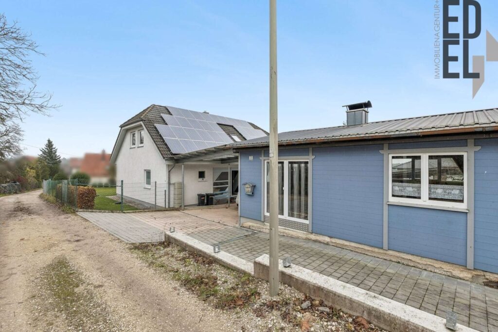 Außenansicht mit Carport, Nebengebäude